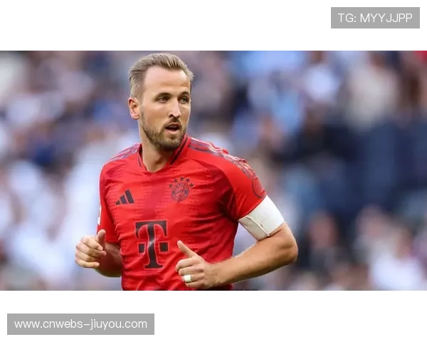 凯恩点球命中后指向队徽，拜仁球迷高呼“英格兰射手王”